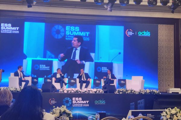 ESS Summit 2026 panelinde yer alan Volkan Yiğit’in sahnede ve arkasındaki büyük ekranda göründüğü fotoğraf